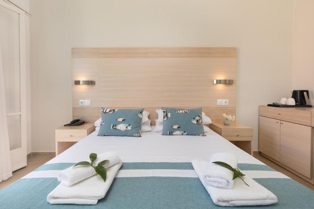 Mūsdienīgs viesnīcas numurs ar divguļamo gultu, dekorēts ar zilu un baltu tekstilu. Numurā ir koka mēbeles un gaismas, kas rada patīkamu atmosfēru.