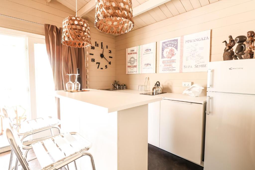 Mwezi Boutique Resort virtuve ar modernu dizainu