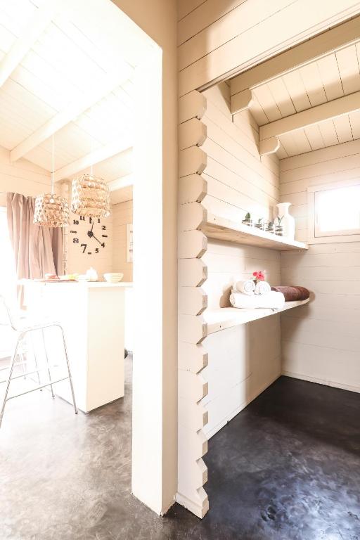 Skaists un gaišs numurs Mwezi Boutique Resort ar modernas detaļas.