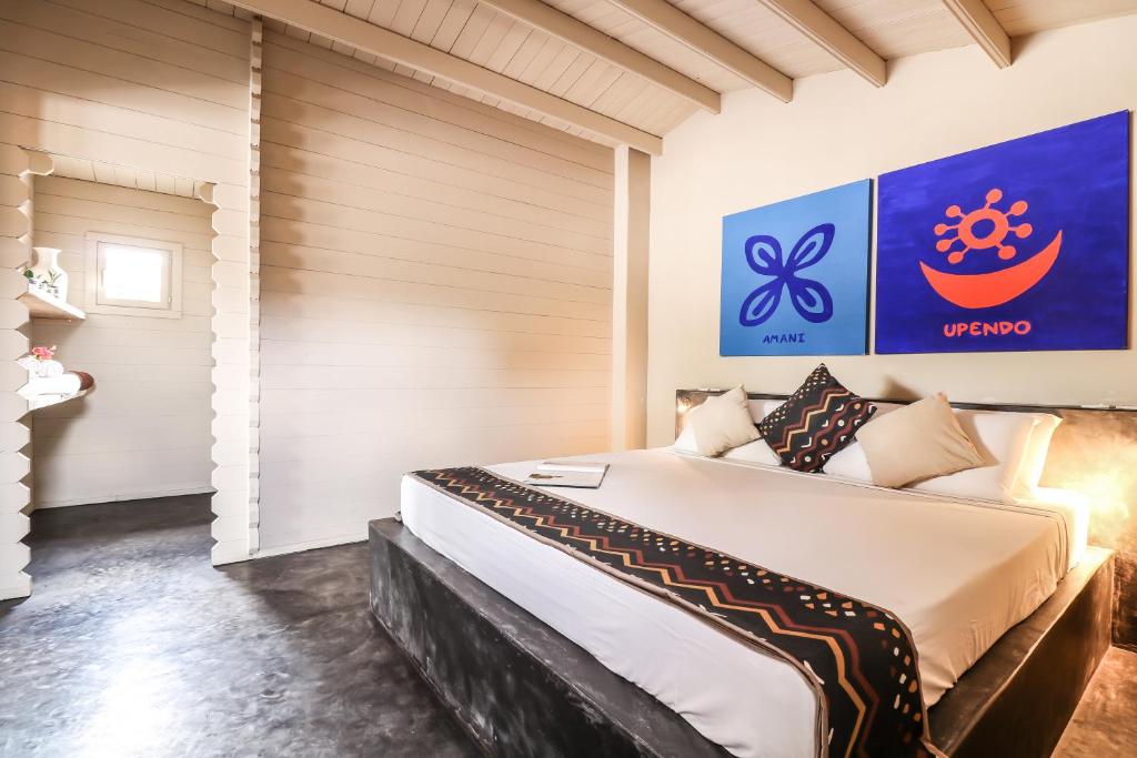 Mwezi Boutique Resort numurs ar modernu interjeru un mākslas darbiem.