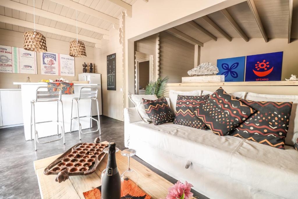 Mwezi Boutique Resort numurs ar modernu interjeru un spilgtām dekorācijām.