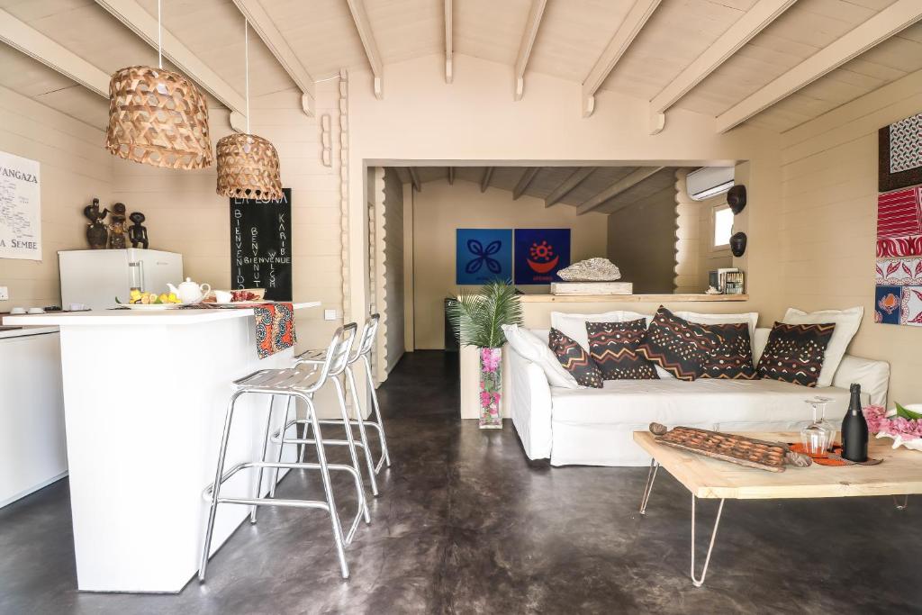 Mwezi Boutique Resort viesistaba ar modernu dizainu un mājīgu atmosfēru.