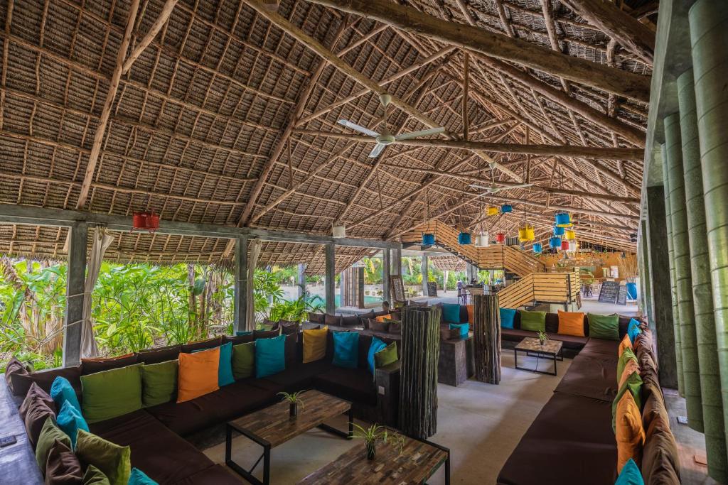 Fun Beach Zanzibar atpūtas zona ar krāsainām spilveniem