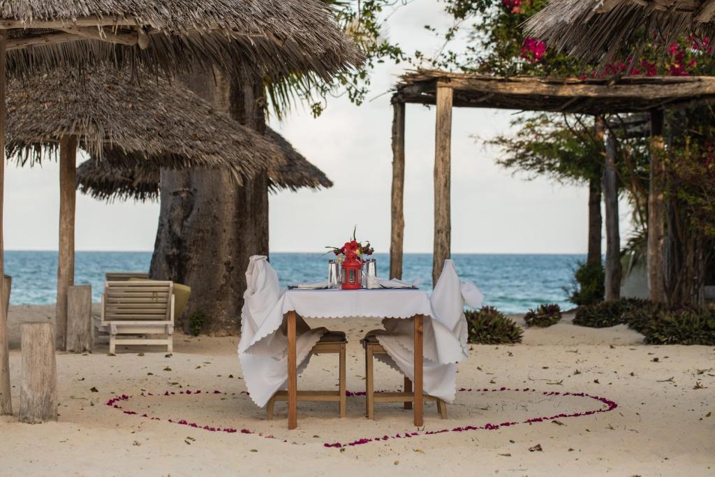 Romantisks pludmales vakariņu galds Fun Beach Zanzibar.