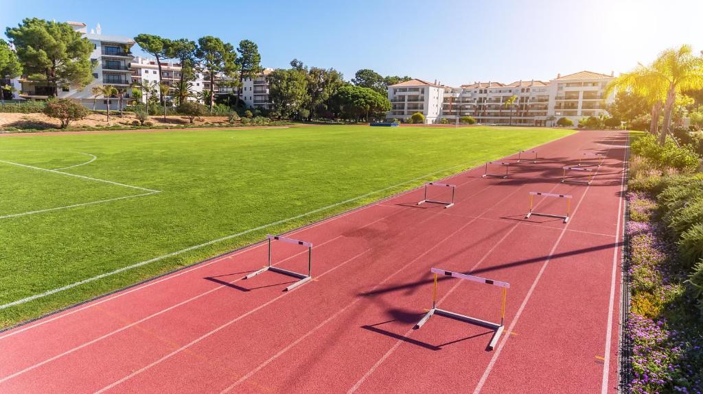 AP Victoria Sport & Beach Hotel skriešanas celiņš ar barjerām un futbola laukums