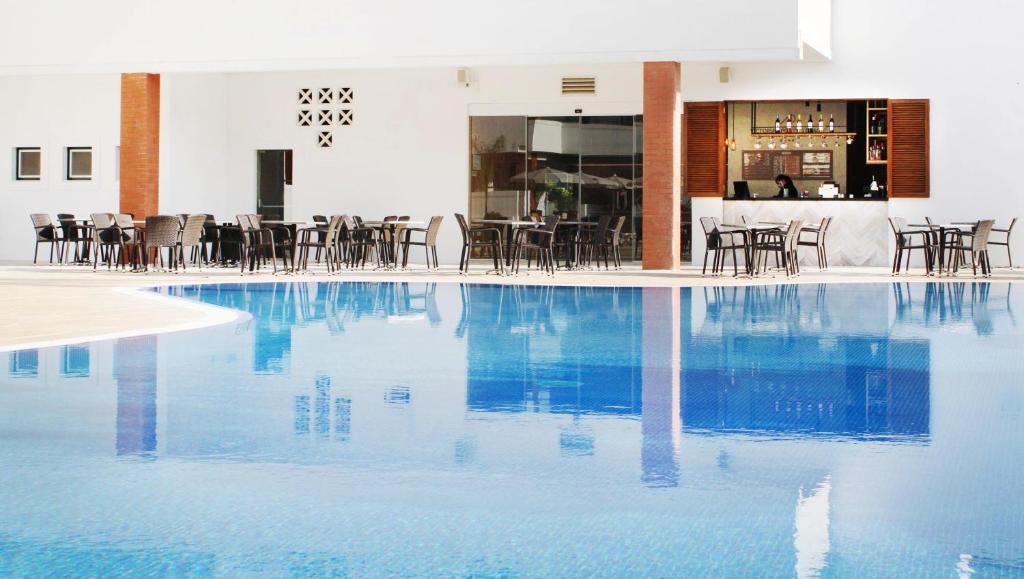 AP Victoria Sport & Beach Hotel peldbaseins un āra bārs ar terasi