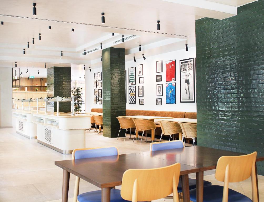 AP Victoria Sport & Beach Hotel restorāna zāle ar sporta tematikas interjeru