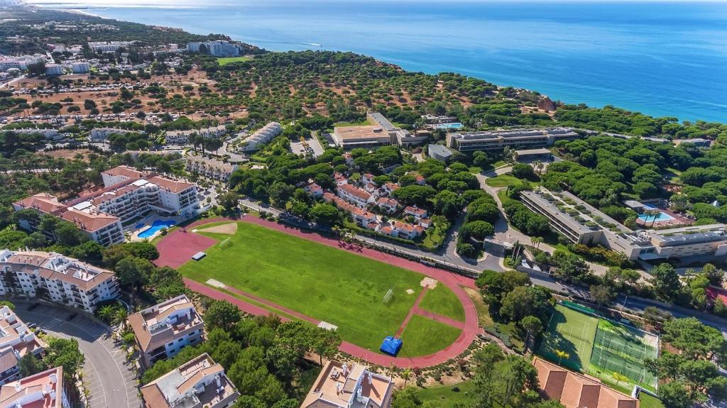 AP Victoria Sport & Beach Hotel teritorija no putna lidojuma ar stadionu, tenisa kortiem un skatu uz okeānu