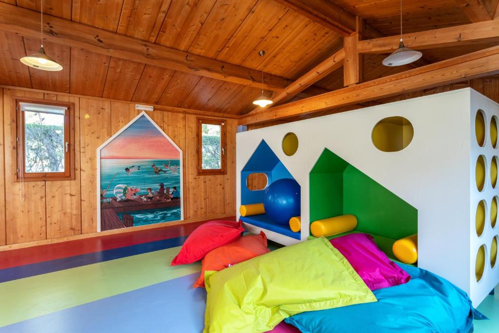 Krāsaina bērnu spēļu istaba ar lieliem spilveniem un koka apdari AP Victoria Sport & Beach Hotel