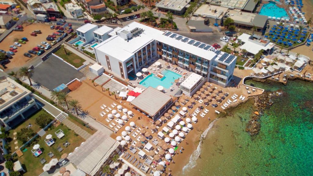 Enorme Ammos Beach Resort skats uz baseinu un pludmali piekrastē
