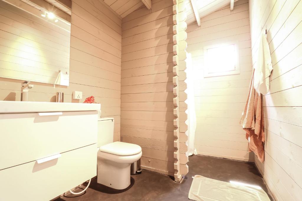 Gaiša un moderna vannas istaba Mwezi Boutique Resort numurā.