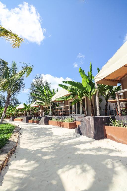 Mwezi Boutique Resort piekrastes bungalo tropiskā vidē.