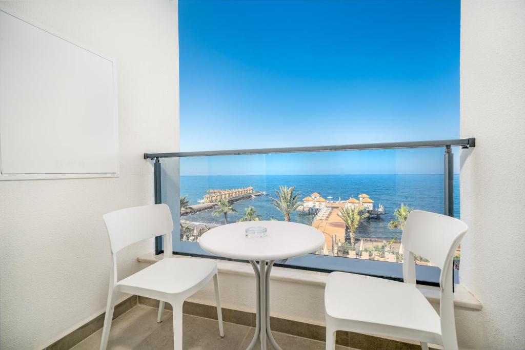 Skats no Aria Resort & Spa Hotel terases uz jūru.