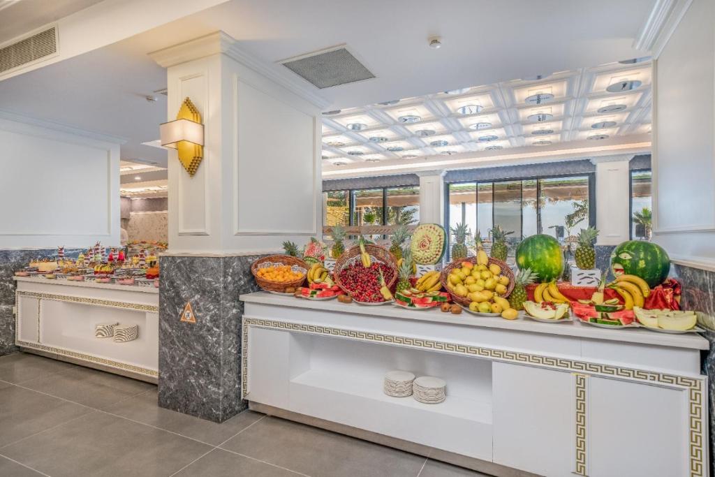 Krāšņa augļu izvēle Aria Resort & Spa Hotel brokastu laikā