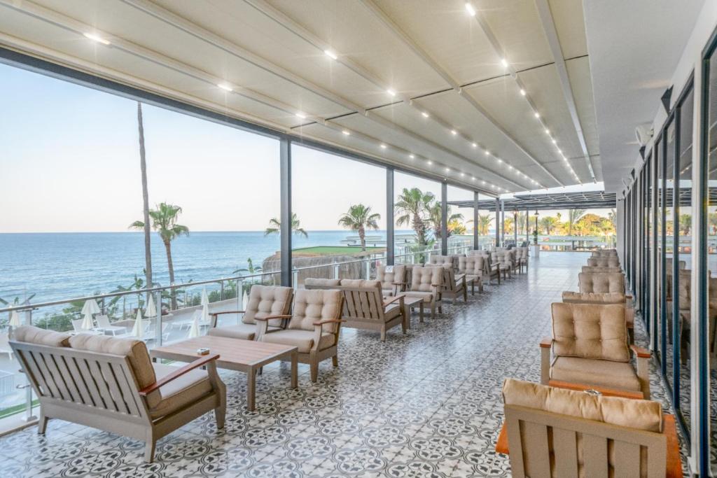 Apskatiet Aria Resort & Spa Hotel terasi ar skatu uz jūru.