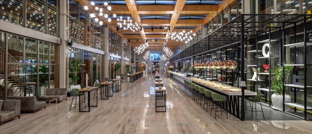 Moderna un eleganta viesnīcas Nirvana Cosmopolitan iekšējā telpa ar apgaismojumu.