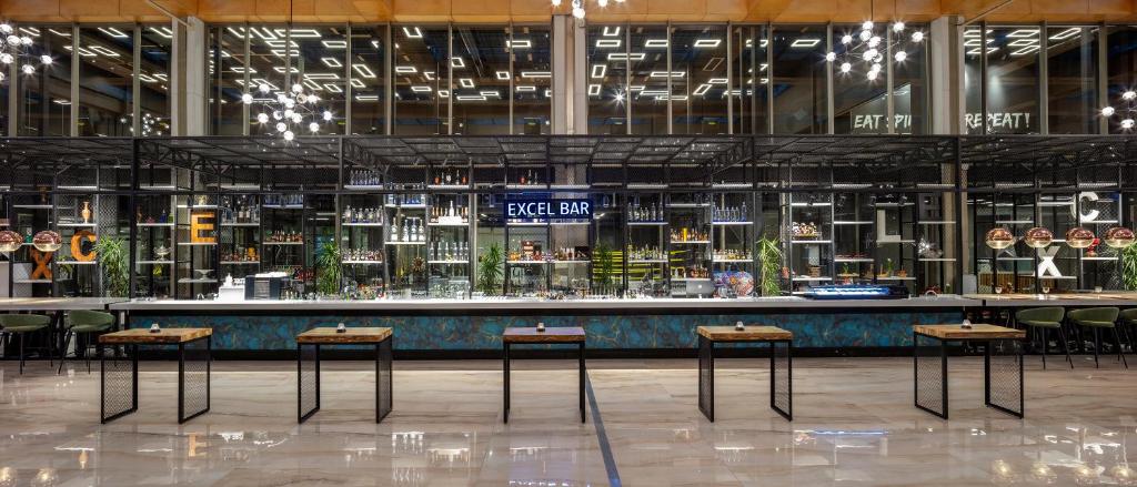 Excel bārs Nirvana Cosmopolitan ar modernu interjeru un dzērieniem.