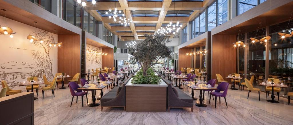 Mūsdienīgs restorāns Nirvana Cosmopolitan ar elegantu interjeru.