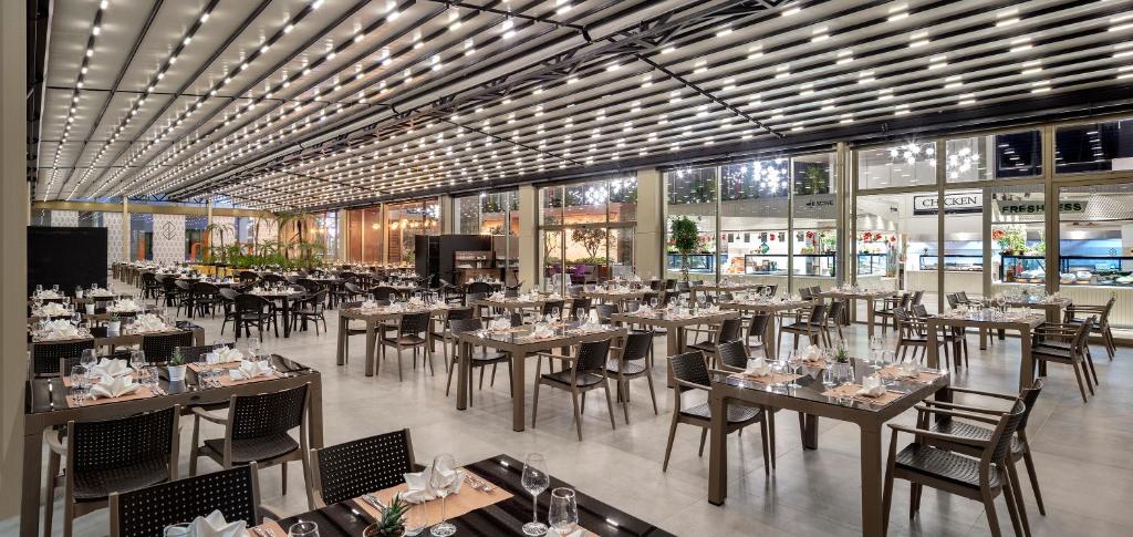 Mūsdienīga restorāna iekārtojums Nirvana Cosmopolitan, plašas telpas un eleganta atmosfēra.