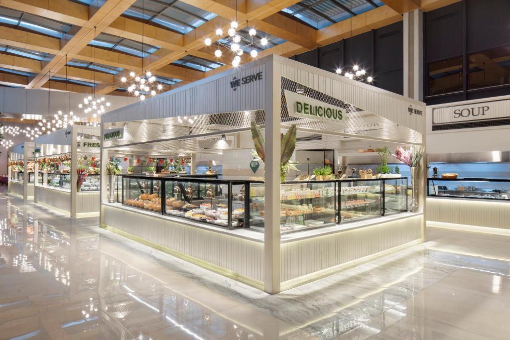 Modernā bufete Nirvana Cosmopolitan ar plašu ēdienu izvēli