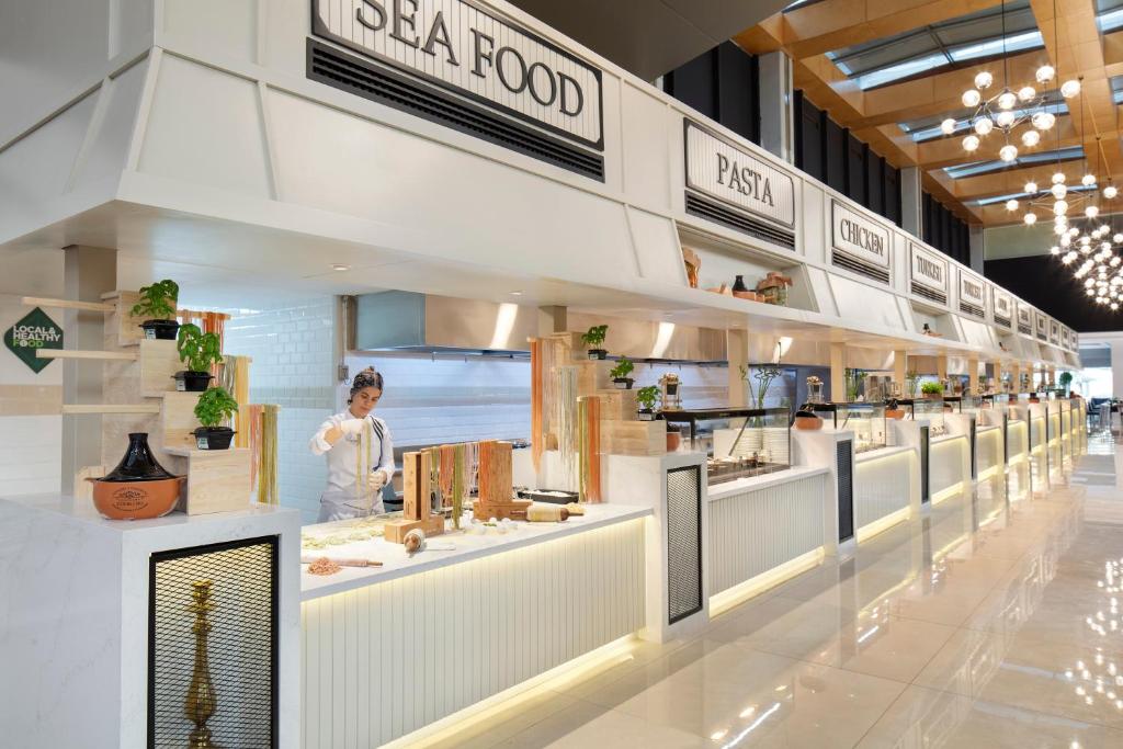 Šefpavārs gatavo ēdienus viesnīcā Nirvana Cosmopolitan