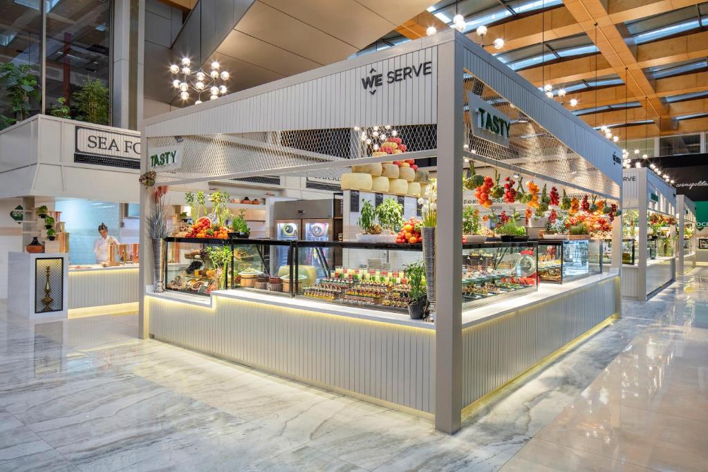 Gards bufete ar svaigiem augļiem un dārzeņiem Nirvana Cosmopolitan