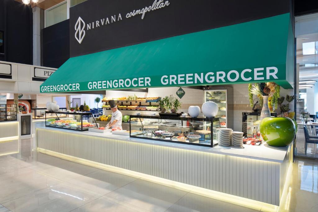 Nirvana Cosmopolitan greengrocer stends ar svaigiem dārzeņiem un augļiem