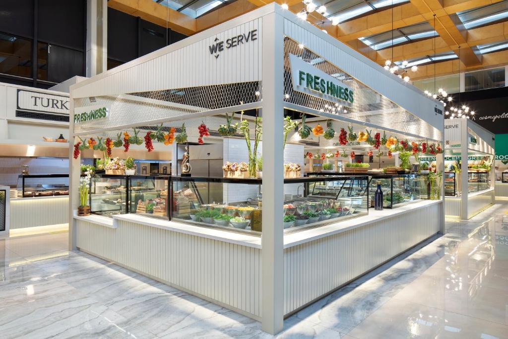 Viesnīcas Nirvana Cosmopolitan bistro ar svaigiem ēdieniem un modernu interjeru.