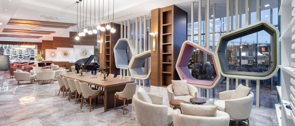 Mūsdienīga atpūtas zona Nirvana Cosmopolitan ar elegantiem krēsliem un interjera detaļām.