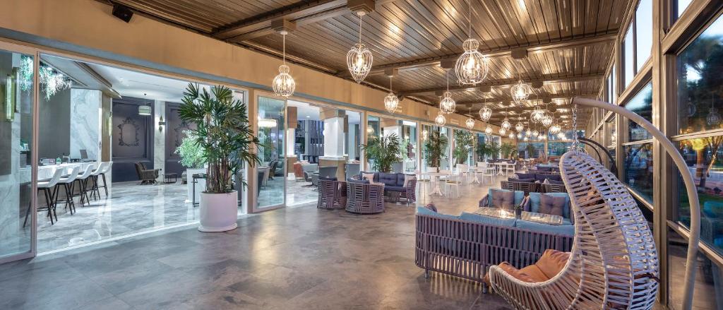 Mūsdienīgs viesnīcas Nirvana Cosmopolitan iekštelpu atpūtas zona ar elegantiem dīvāniem.