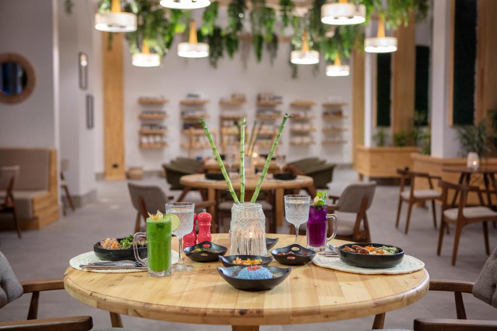 Veselīgas maltītes un dzērieni restorānā Nirvana Cosmopolitan