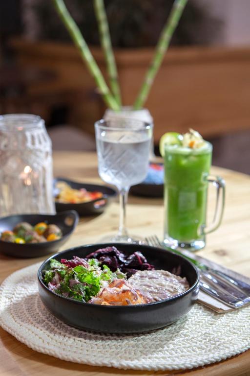 Gards ēdiens un dzēriens viesnīcā Nirvana Cosmopolitan