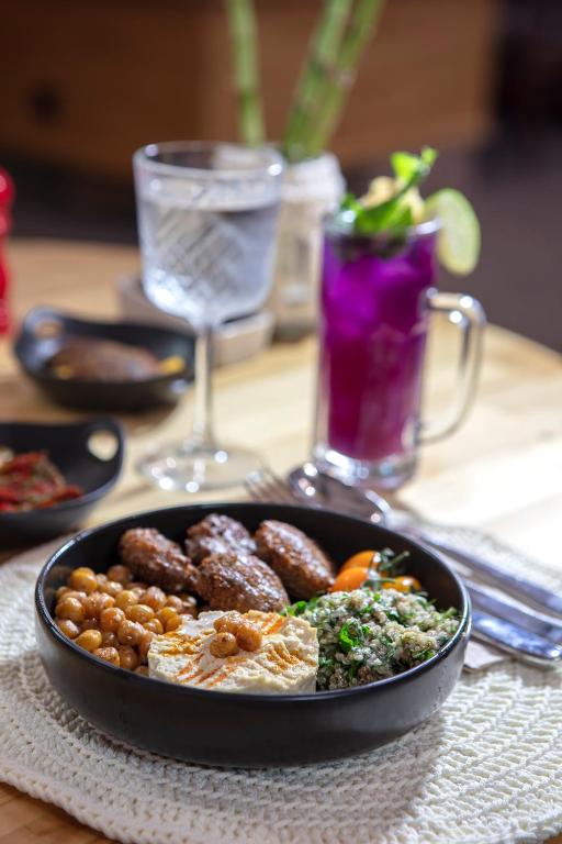 Gards ēdiens ar falafelām un salātiem Nirvana Cosmopolitan