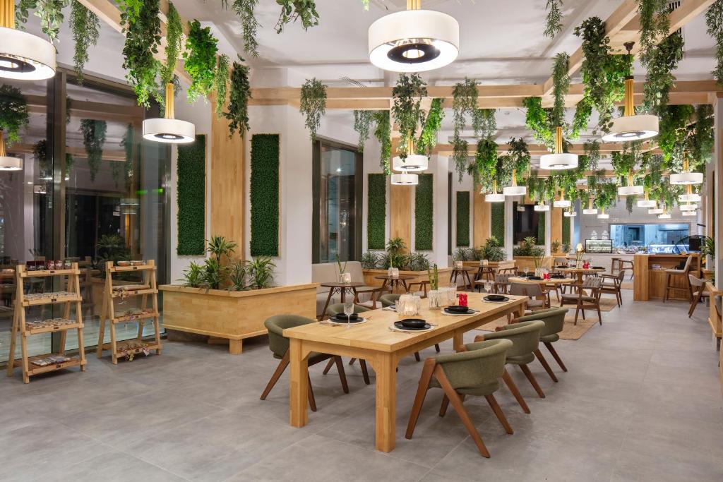 Mūsdienīgs restorāns ar zaļām dekorācijām, Nirvana Cosmopolitan