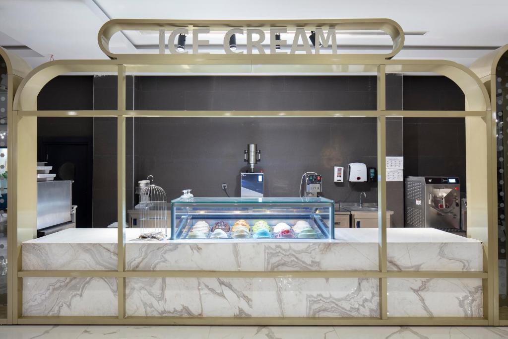 Nirvana Cosmopolitan saldējuma stends ar plašu saldējuma izvēli