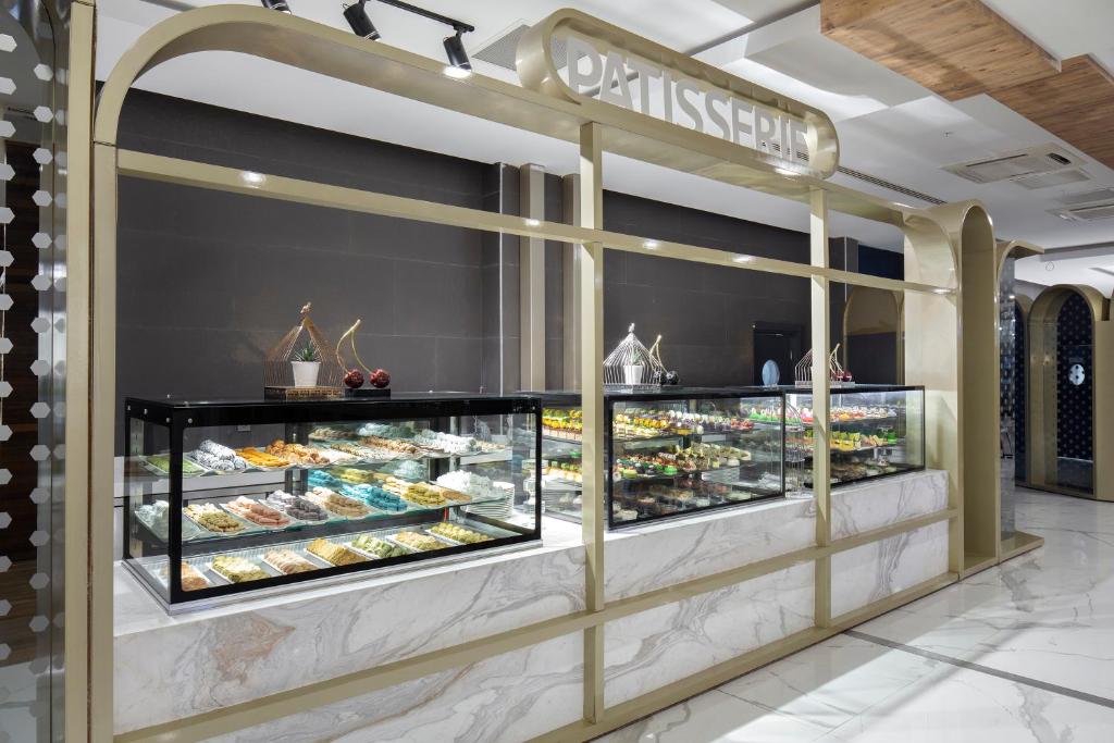 Patisserija ar daudzveidīgu saldumu piedāvājumu viesnīcā Nirvana Cosmopolitan.
