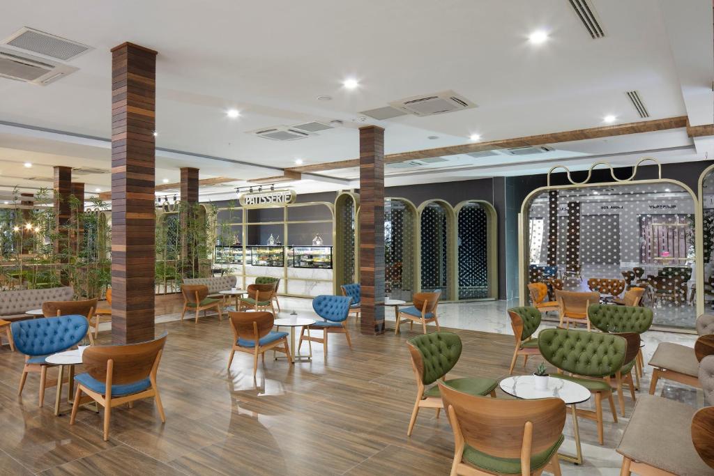 Mūsdienīgs atpūtas stūris Nirvana Cosmopolitan ar elegantiem krēsliem.