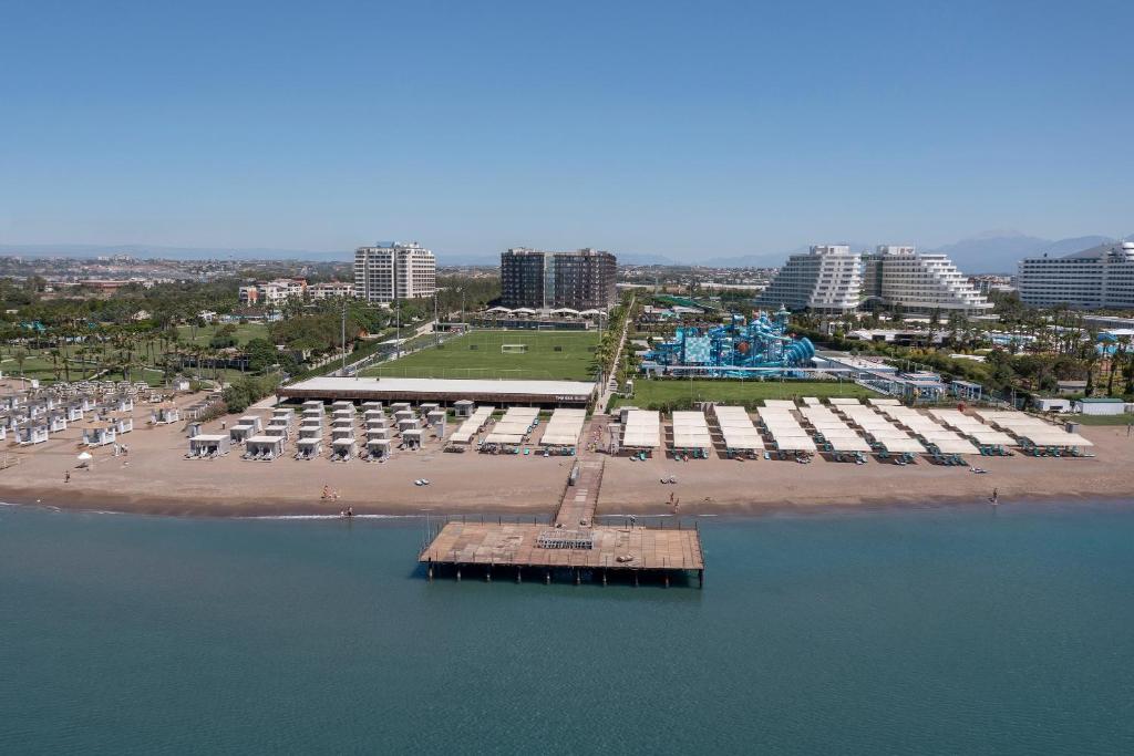 Skats uz Nirvana Cosmopolitan piekrasti ar pludmali un ūdens slidkalniņiem