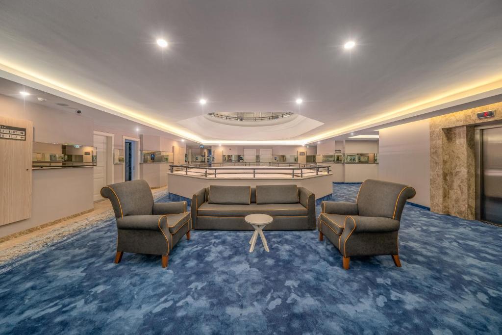 Mūsdienīgs viesnīcas foajē Aria Resort & Spa Hotel ar komfortablām mēbelēm.