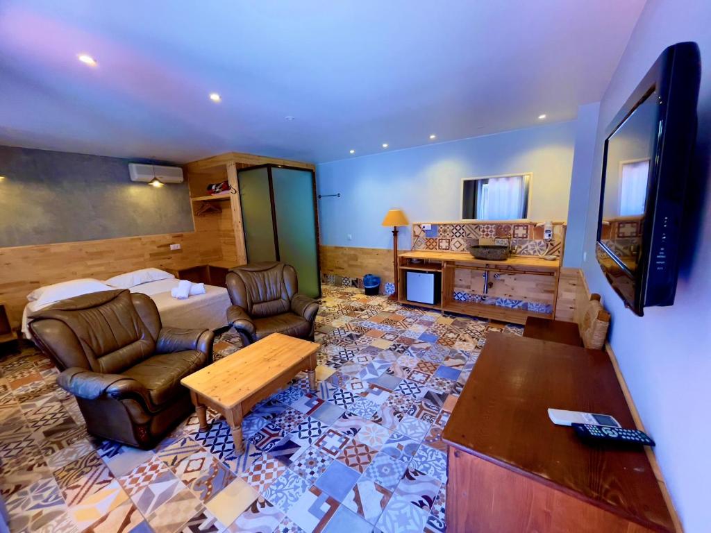 Mūsdienīgs numurs viesnīcā Quinta do Mar Country & Sea Village ar koka apdari.