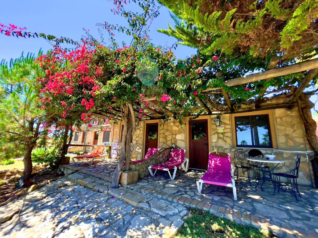 Quinta do Mar Country & Sea Village akmens numurs ar ziediem un terasi piekrastē