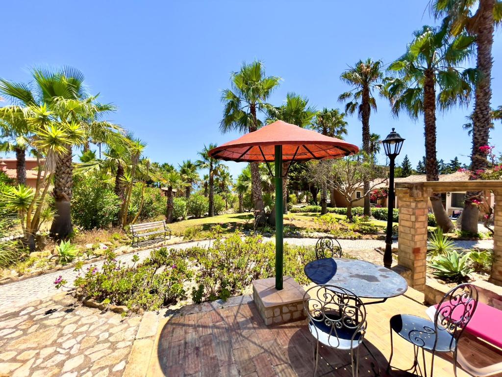 Dārza terase ar galdu un krēsliem, Quinta do Mar Country & Sea Village