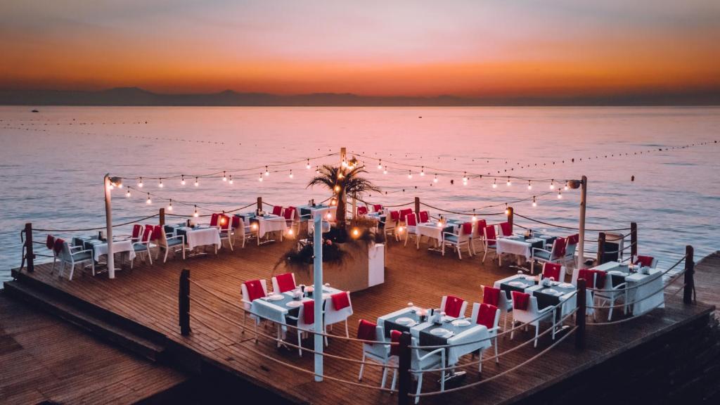 Romantiska terase pie Corendon Playa Kemer viesnīcas, skats uz jūru.