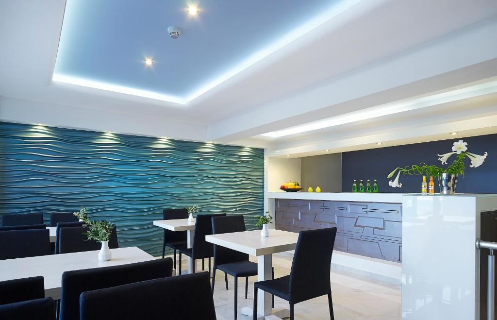 Mistral Bay Hotel moderna un eleganta restorāna telpa ar viļņotu sienu