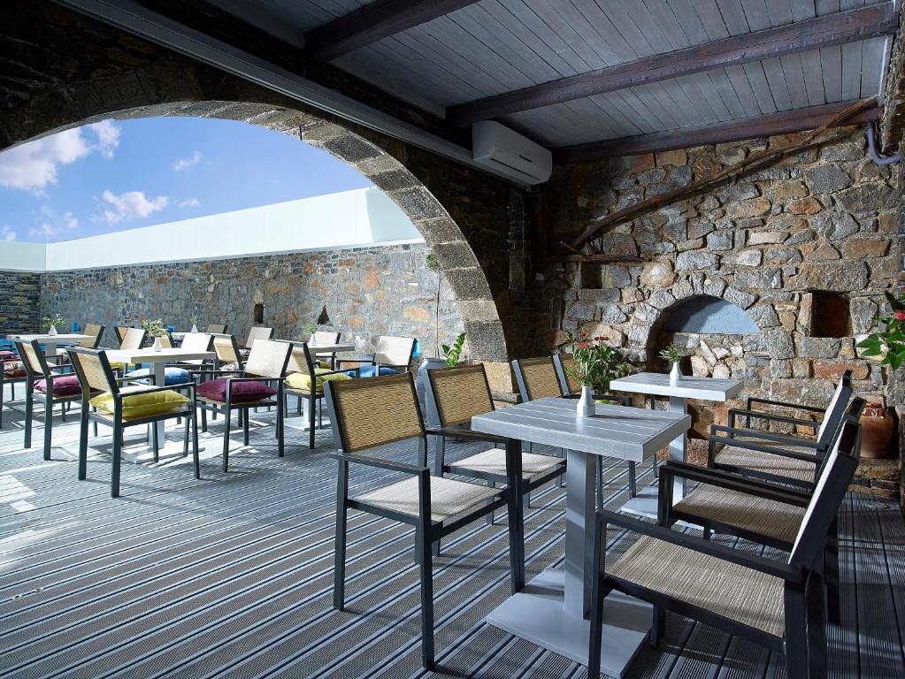 Mistral Bay Hotel terase ar akmens sienām un ērtām mēbelēm