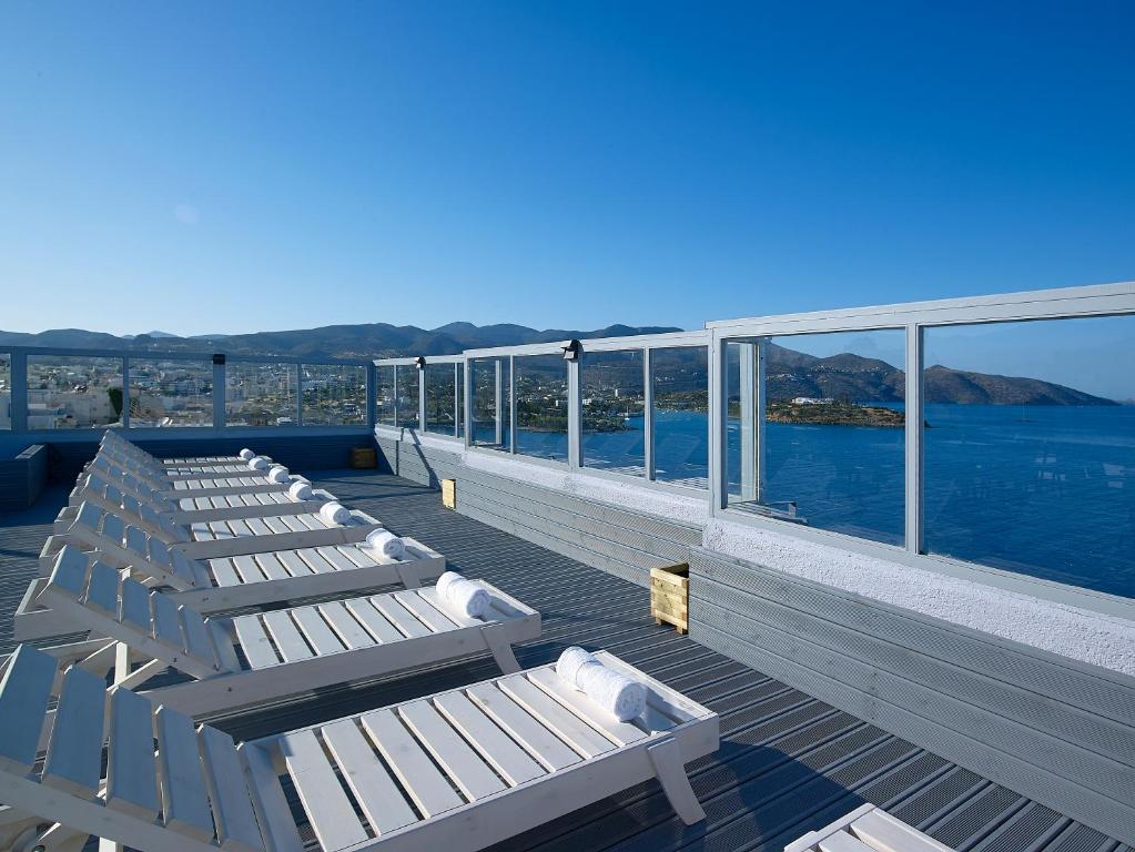 Saulainā terase ar sauļošanās krēsliem pie Mistral Bay Hotel