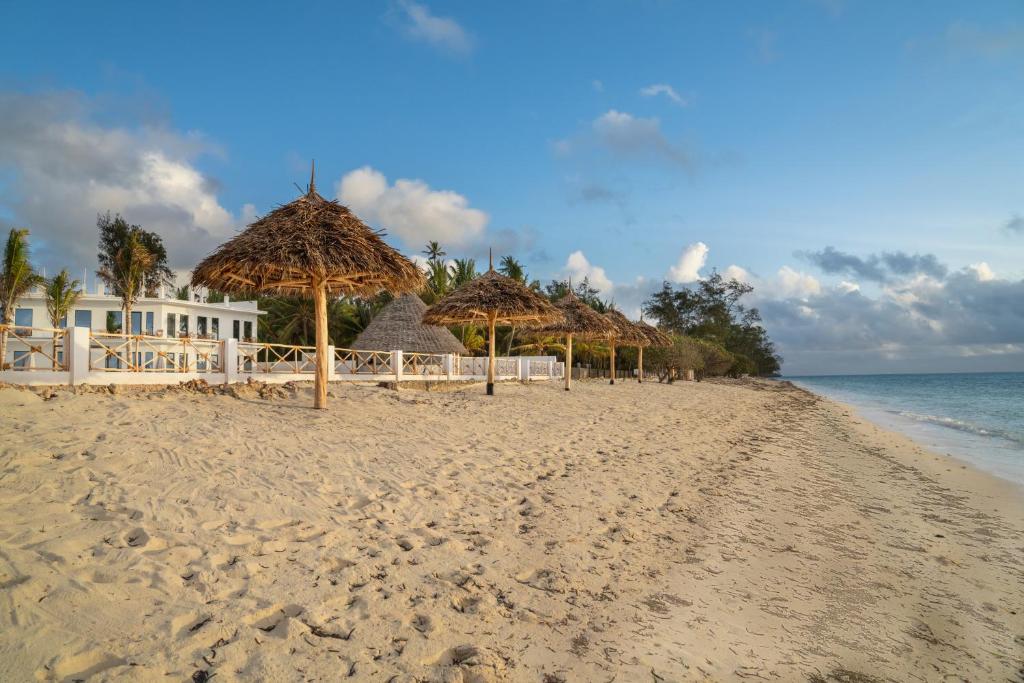 The One Resort Zanzibar pludmale ar skatu uz okeānu