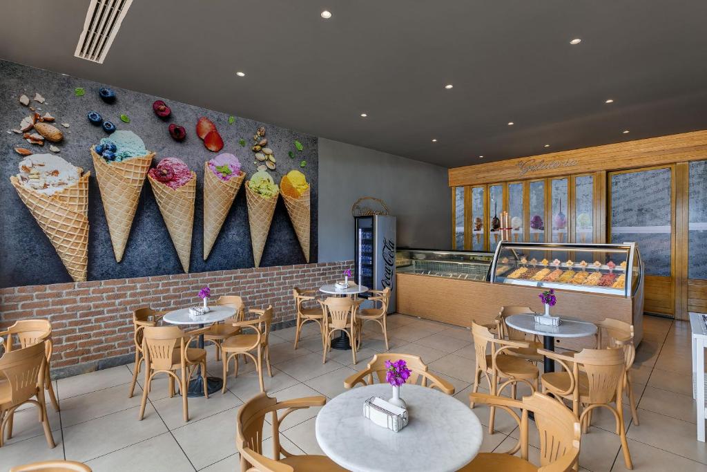 Saldējuma veikals Titanic Luxury Collection Bodrum ar dažādiem aromātiem.