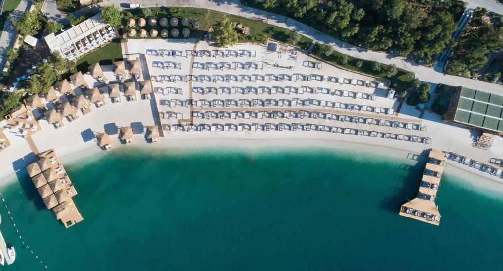 Skats uz pludmali un viesnīcas teritoriju Titanic Luxury Collection Bodrum