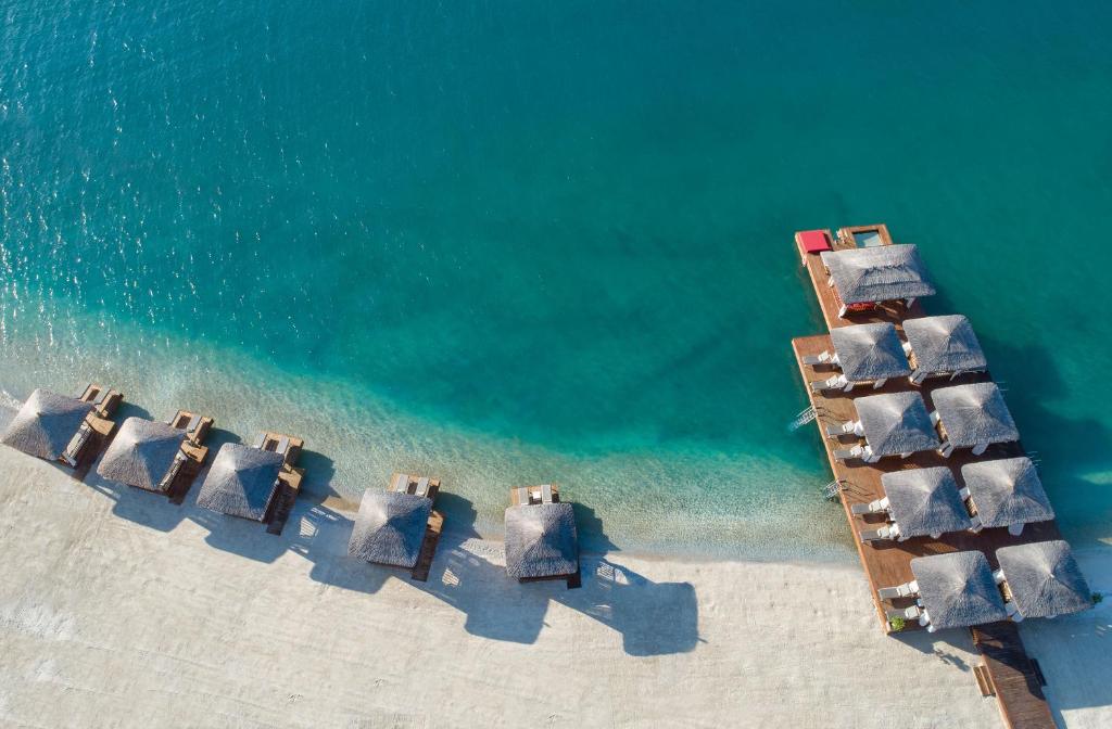 Pārskats uz pludmales kabīnēm pie Titanic Luxury Collection Bodrum